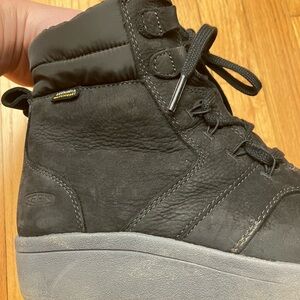 Black Womens Sz 7 Hi-top style Weatherproof Boots